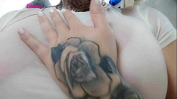 Image Ruiva gostosa exibe peitos em blusinha branca molhada e provoca web