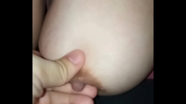 Image empezamos viendo porno y me empieza a masajear la verga hasta que me termina deslechando toda la verga