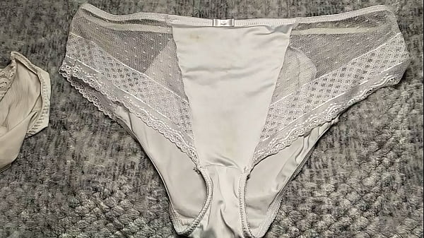 Image No pude evitar jalarmela con los panties usados de mi novia