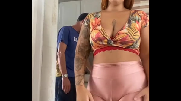Image Casada se Exibindo com o Marido perto