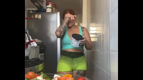 Image Usando um shorts Bem apertado rachando a Buceta