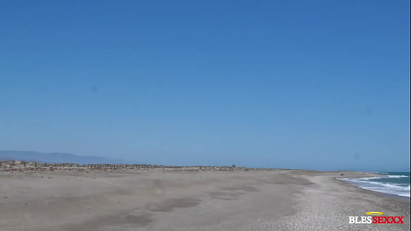 Image Dogging with a stranger on the beach bareback