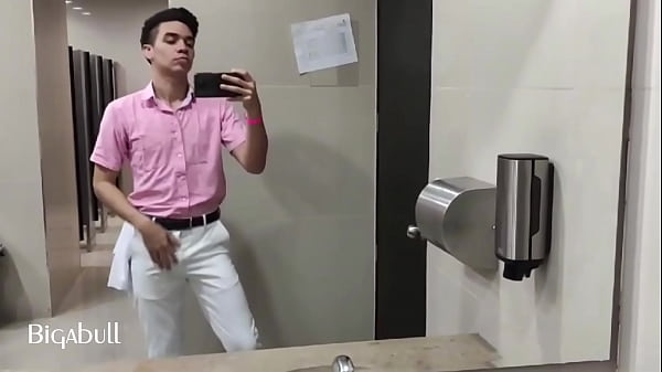 Image Precum en ba&ntilde_o publico