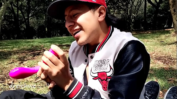 Image cambio de ropa en el parque con morbo