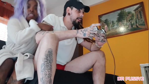 Image EBONY NAMORADA COSPLAY DO VIDEO GAMER INTERROMPEU O JOGO PARA BRINCAR COM O JOYSTICK E FICOU COM A BUCETA CHEIA DE LEITE ( completo )