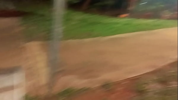 Image Olha essa puta safada dando no meio da pra&ccedil_a em publico