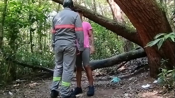 Image Trabalhador leitando o cara no parque