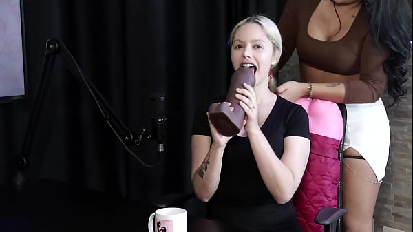Image Loira safada demonstra o seu boquete e faz stripper, mostrando seus peitos e a buceta deliciosa - Vivian Lola (SHEER/RED)