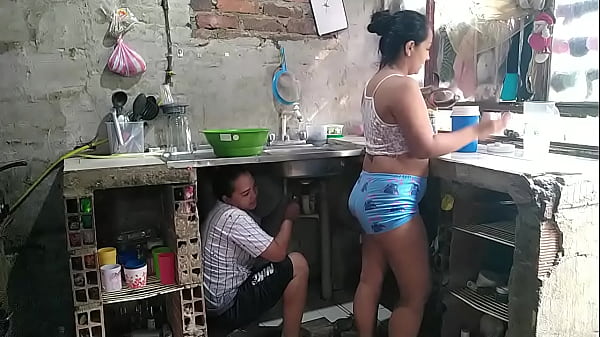Image despu&eacute_s de revisar el lavamanos la vecina me calma lo cachondas con una buena mamada de co&ntilde_o