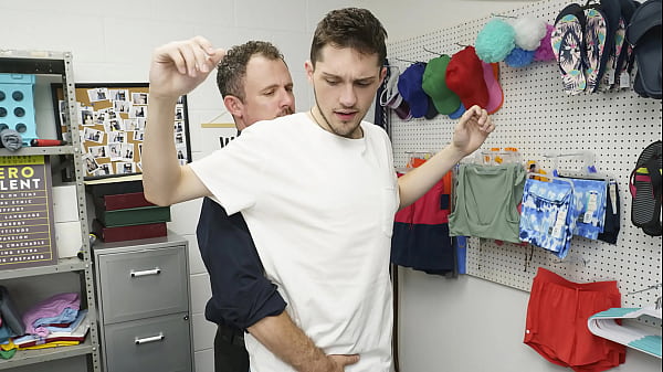 Image The Mall Officer Gives What Exactly a Shoplifting Guy Deserves - Perps4k