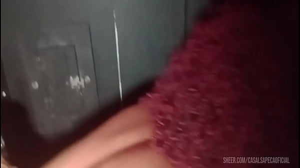 Image Casada dentro da cabine de glory hole com 2 caras Dotados