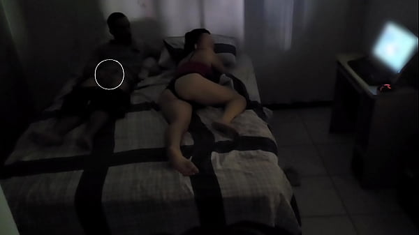 Image madrasta divide a cama com enteado devido reforma de seu quarto