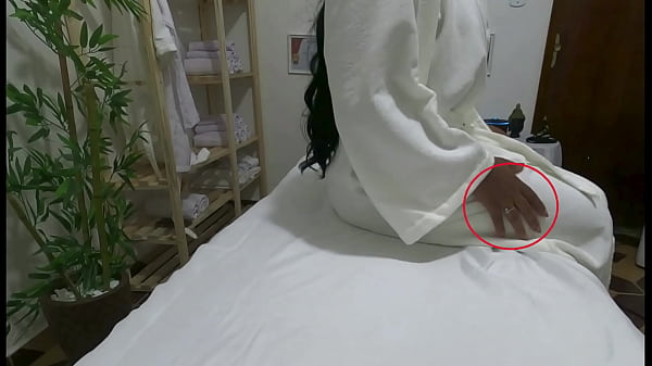Image FLAGRANTE - Pretinha gostosa personal da academia foi filmada PELADINHA chupando o terapeuta -  Massagem tantrica