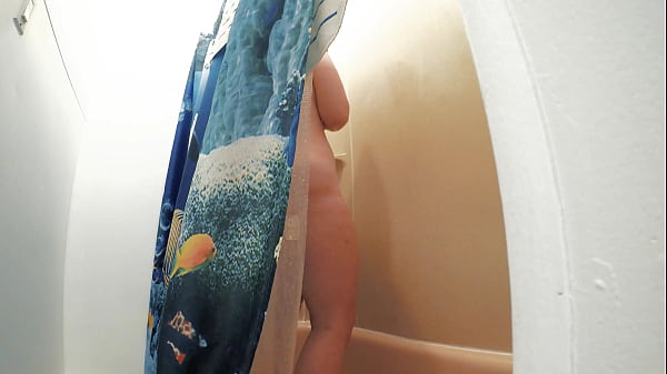 Image Thick teen caught washing out her pussy and ass