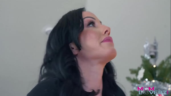 Image Stepmom Jennifer White Wants To Breed S4-E1 Fuck Under The Mistletoe