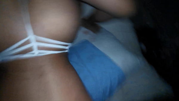 Image Hermosa culona en tanga llena de leche