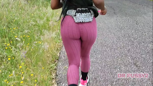 Image EBONY COM GRANDE RABO DE LEGGINGS  A CORRER SOZINHA NA FLORESTA