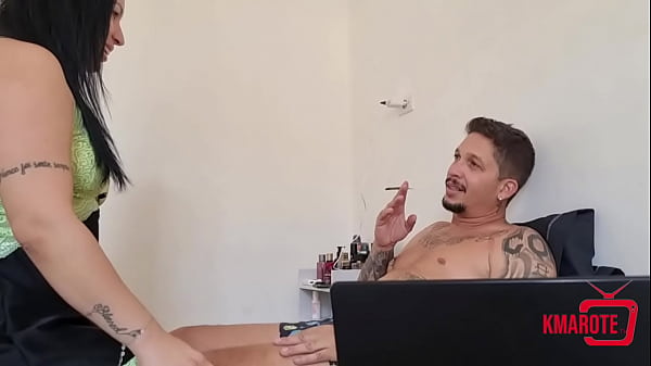 Image Alimentando a morena gostosa que invadiu o meu quarto com meu leite quente.