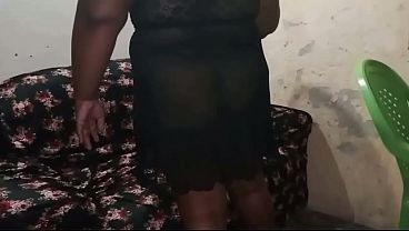 Image Dona de casa crente de camisola transparente sem calcinha