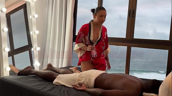 Image Massagista asi&aacute_tica faz massagem relaxante em negro dotado que n&atilde_o resistiu e gozou dentro da buceta da latina gostosa - Lina Nakamura