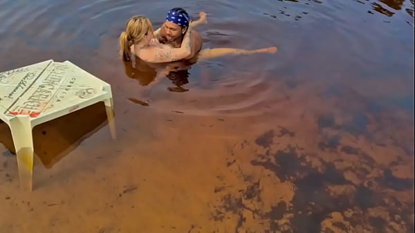 Image Casal aventureiro &eacute_ flagrado fazendo sexo selvagem no mangue
