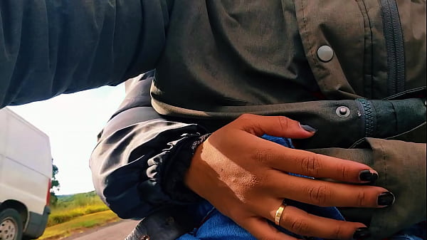 Image HOTWIFE Safada bateu uma na estrada at&eacute_ gozar!!! QUASE FOMOS PEGOS / Naughty HOTWIFE jerked off on the road until she cum!! WE ALMOST GOT CAUGHT.