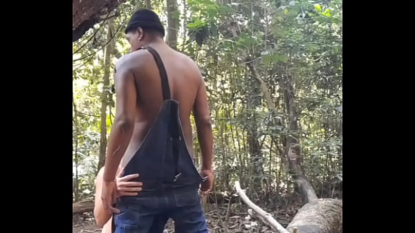 Image OS CARAS FIZERAM FILA PRA COMER O MACHO RABUDO NA TRILHA DO PARQUE.