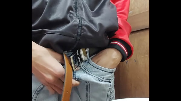 Image Un jeune homme tire sur sa grosse bite - touche son p&eacute_nis