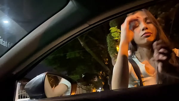 Image Un extra&ntilde_o se acerc&oacute_ en el carro y se ofreci&oacute_ a hacerme una mamada a cambio de dinero y Estuve de acuerdo y me lo tragu&eacute_ todo - mamada en el coche