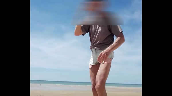 Image je m'exhib et me caresse la bite a poil sur la plage,