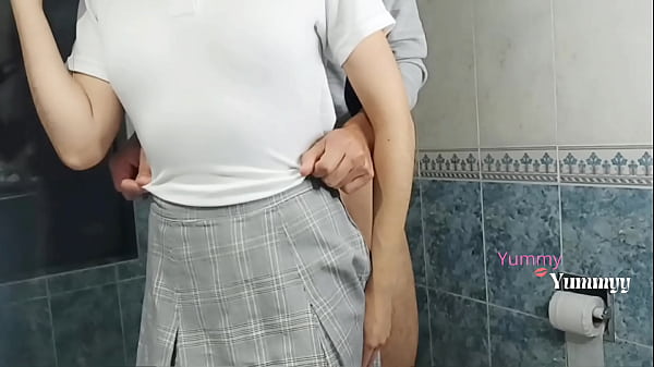 Image Colegiala le pide a profesor pasar su materia, pero a cambio el profesor de la folla en un hotel escondido, v&iacute_deo casero real de una estudiante cogida por su maestro al terminar las clases, al final se corre encima de ella V&iacute_deo COMPLETO