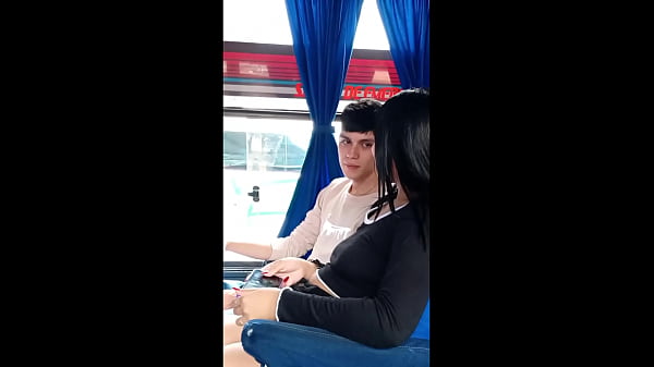 Image GRABAN A PAREJA EN UN BUS A PUNTO DE TENER SEXO | &iquest_terminaran follando despu&eacute_s del paseo familiar ?
