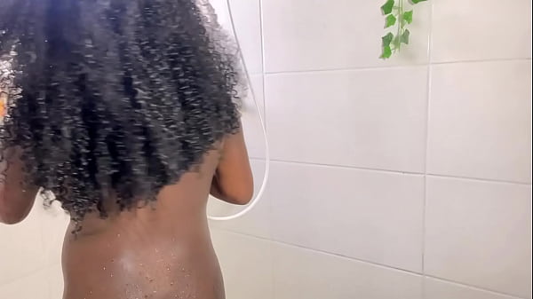 Image Punheta-Guiada Veja s&oacute_ o que essa gr&aacute_vida safada apronta enquanto toma aquele delicioso banho.