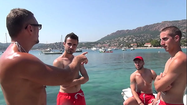 Image Jeune salope soumise &agrave_ la grosse bite et aux couilles bien pendantes de Mack Manus