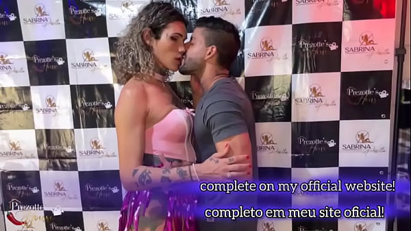 Image Venham ver Entrevista de carnaval no Prezotte&acute_s House, a travesti do pau grande Sabrina Prezotte faz deliciosas perguntas ao convidado Hisak Hard mais uma sacanagem gostosa na casa trans mais quente.
