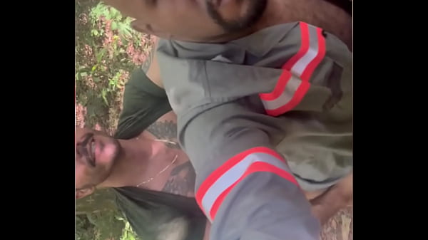 Image Trabalhador dando no pelo no mato pro Agroboy