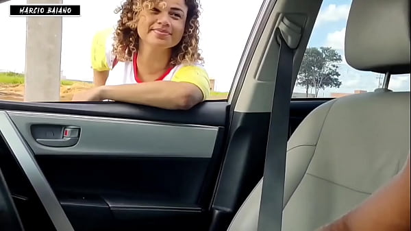 Image VI UMA MENDINGA GOSTOSA NA RUA DANDO MOLE DISSE A ELA QUE IA LI DAR DE COMER