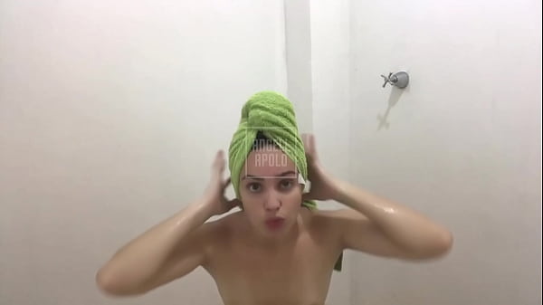 Image PUNHETA GUIADA | Brasileira com bunda perfeita no banho e se exibindo at&eacute_ gozar (completo)