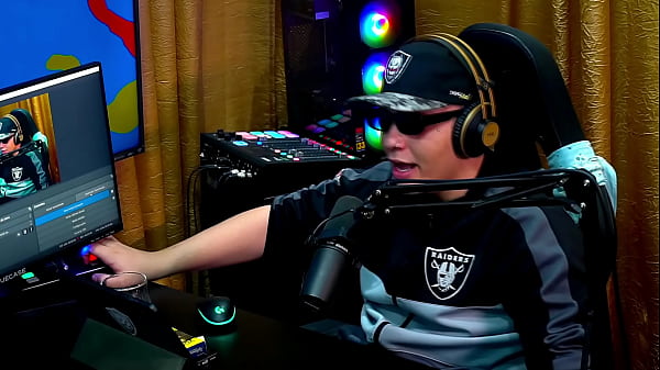 Image Pampam mostra seu bucet&atilde_o e seu cuzinho e se masturba gostoso na mesa do Podcast, Iria meter gostoso nela? - Podcast P&aacute_pum no Barraco! - Ela Manda