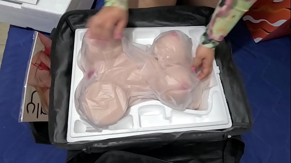 Image Unboxing de Mu&ntilde_eca Tantaly Britney 2.0 &iquest_C&oacute_mo se usa una MU&Ntilde_ECA SEXUAL?