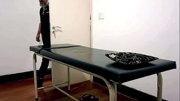 Image She went to shave her ass and the therapist ended up having sex with her