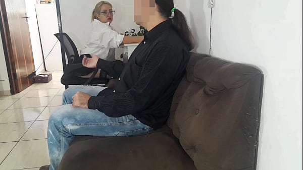 Image Secret&aacute_ria usa sua bunda gostosa para acalmar cliente