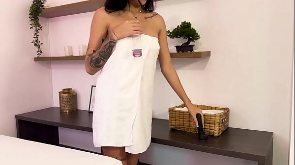Image CUMMING HARD in the spa while the massage therapist is away