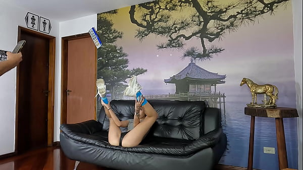 Image Sayuri Sakai levando no c&uacute_ por tr&aacute_s das c&acirc_meras