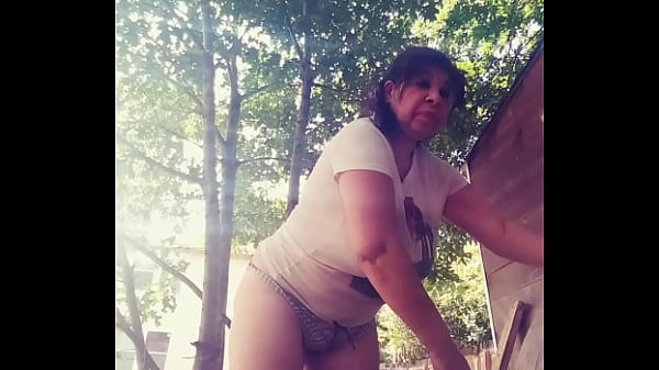 Image En tanga caminando