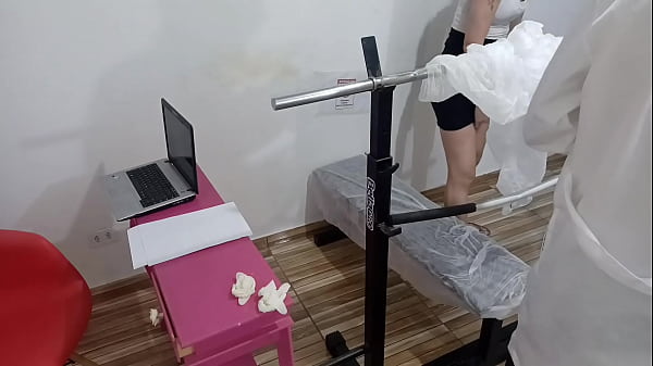 Image Novinha sendo examinada pelo ginecologista safado!