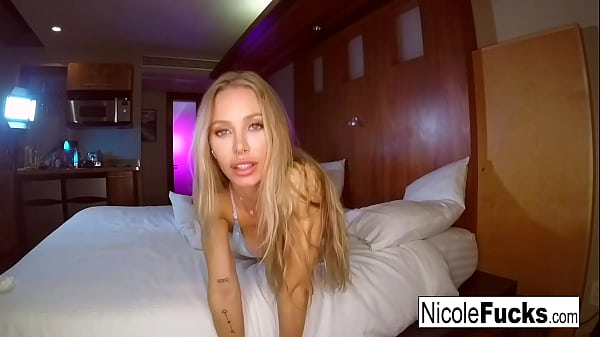 Image Nicole Aniston tries out her brand new dildo!