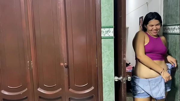Image ME FOLLO A MI HERMANASTRA EN EL BA&Ntilde_O Y LE METO MI CONSOLADOR HASTA QUE SE CORRE