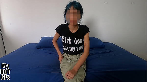 Image Hermosa flaquita Mar&iacute_a de cabello azul quiere experimentar y le ba&ntilde_o la carita de semen.