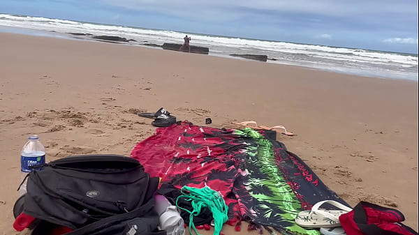 Image Safadas na praia com alguns caras aleat&oacute_rios. na praia de nudismo n&atilde_o tem como n&atilde_o gozar com esse v&iacute_deo